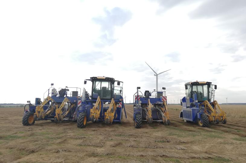 Oogstmachines vlas bij Wavalin